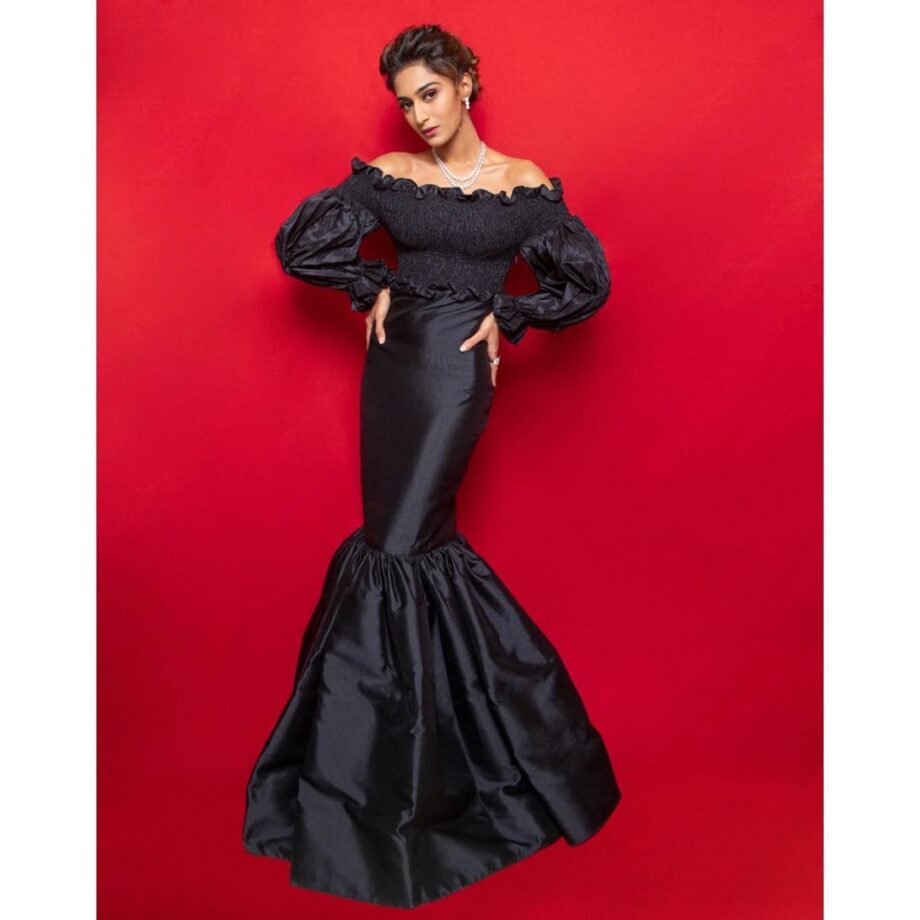 Sriti Jha, Erica Fernandes, Mouni Roy: The Hottest Looks In Black Shiny Gown - 0