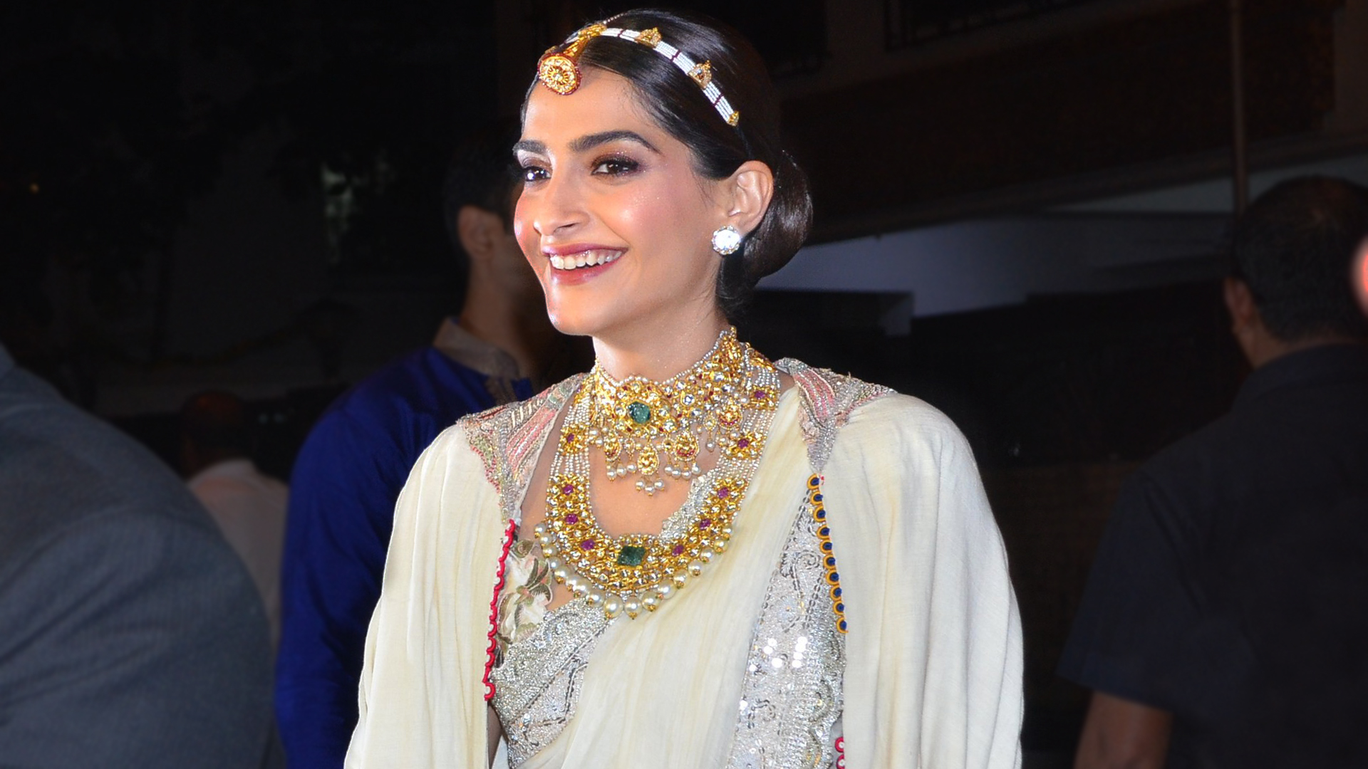 Style Your Jacket Over Saree With Sonam Kapoor: Have A Look At The Pic 2