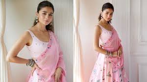 Take Cues From Alia Bhatt For Exceptional Looks And Dressing Styles To Be A Wedding Guest - 3