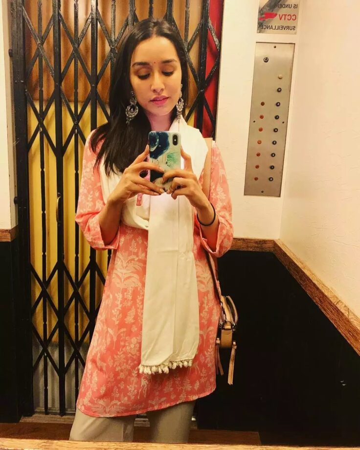 Wanna Get Perfect Lift Selfies? Watch Shraddha Kapoor For How It’s Done - 3