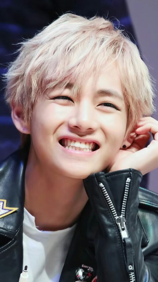 When BTS V aka Kim Taehyung Sets Internet on Fire with His ‘CUTENESS’ - 1