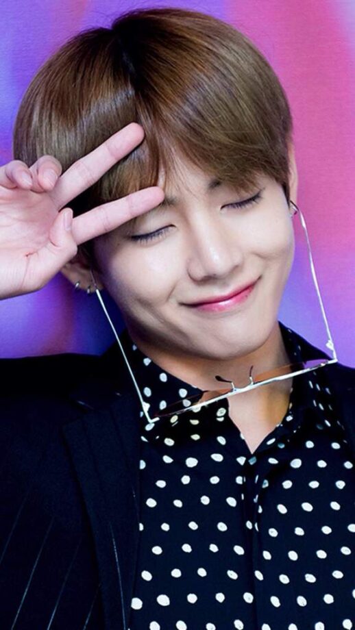 When BTS V aka Kim Taehyung Sets Internet on Fire with His ‘CUTENESS’ - 4