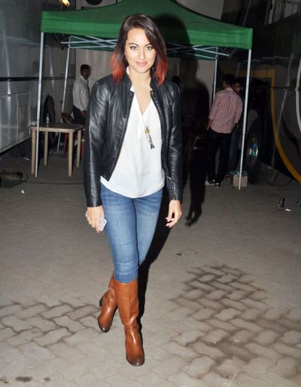 Alaya F, Esha Gupta To Sonakshi Sinha: Hottest Divas Who Love To Ace The Boot Fashion - 1