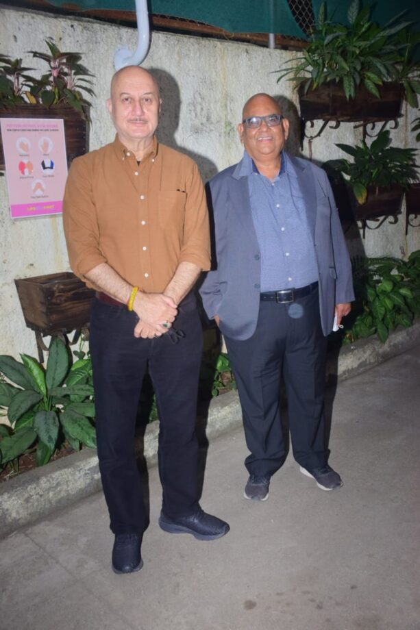 Anil Kapoor, Farhan Akhtar, Anupam Kher and other prominent personalities were spotted at the special screening of ZEE5’s Kaagaz last night - 4