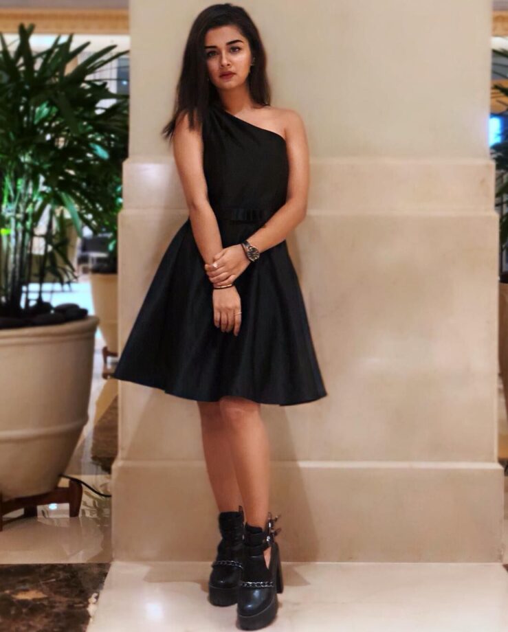 Avneet Kaur Top 5 Hottest One-Piece Dresses That You Should Have In Your Wardrobe - 4