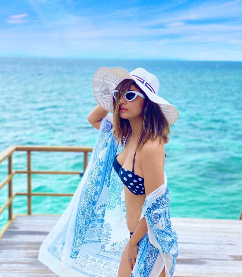 Rubina Dilaik Vs Hina Khan: Which Hottie Deserves 10/10 For Their Vacation Outfit? - 4