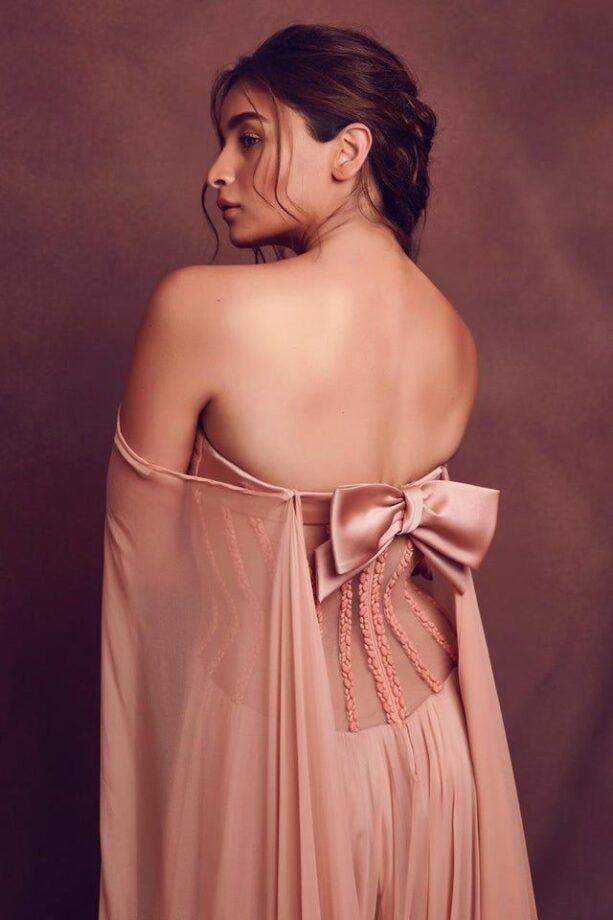 Deepika Padukone, Alia Bhatt, Anushka Sharma: Stylish pictures in backless dresses  - 4