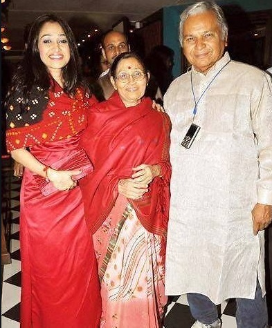 Disha Vakani and her unseen rare picture with family - 1