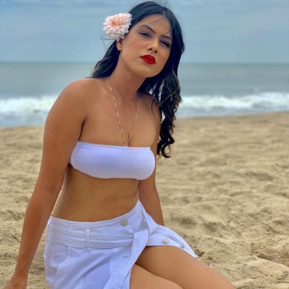 Hina Khan, Nia Sharma, Avneet Kaur, Jannat Zubair: Which Diva Has the Hottest Beach Curves? - 3