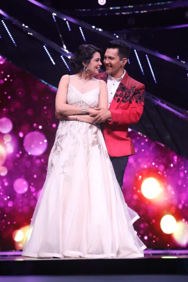 Indian Idol 2020: Aditya Narayan and wife Shweta Narayan’s sizzling chemistry on stage to wow fans - 2