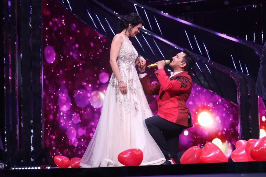 Indian Idol 2020: Aditya Narayan and wife Shweta Narayan’s sizzling chemistry on stage to wow fans - 3