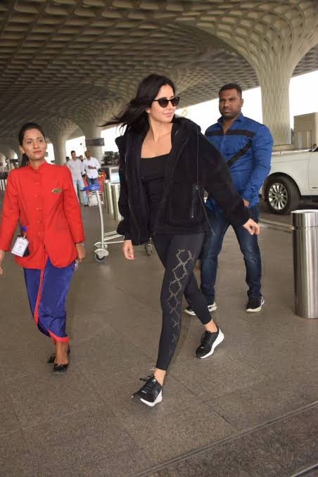 Jacqueline Fernandez Vs Priyanka Chopra Vs Katrina Kaif: Who has the HOTTEST airport fashion? - 2