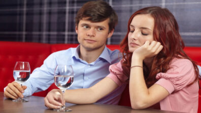 3 Signs That Show Your Partner Is Bored With You & No Longer Interested In Relationship