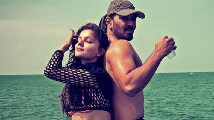 Rubina Dilaik-Abhinav Shukla cosy moments caught on camera - 0