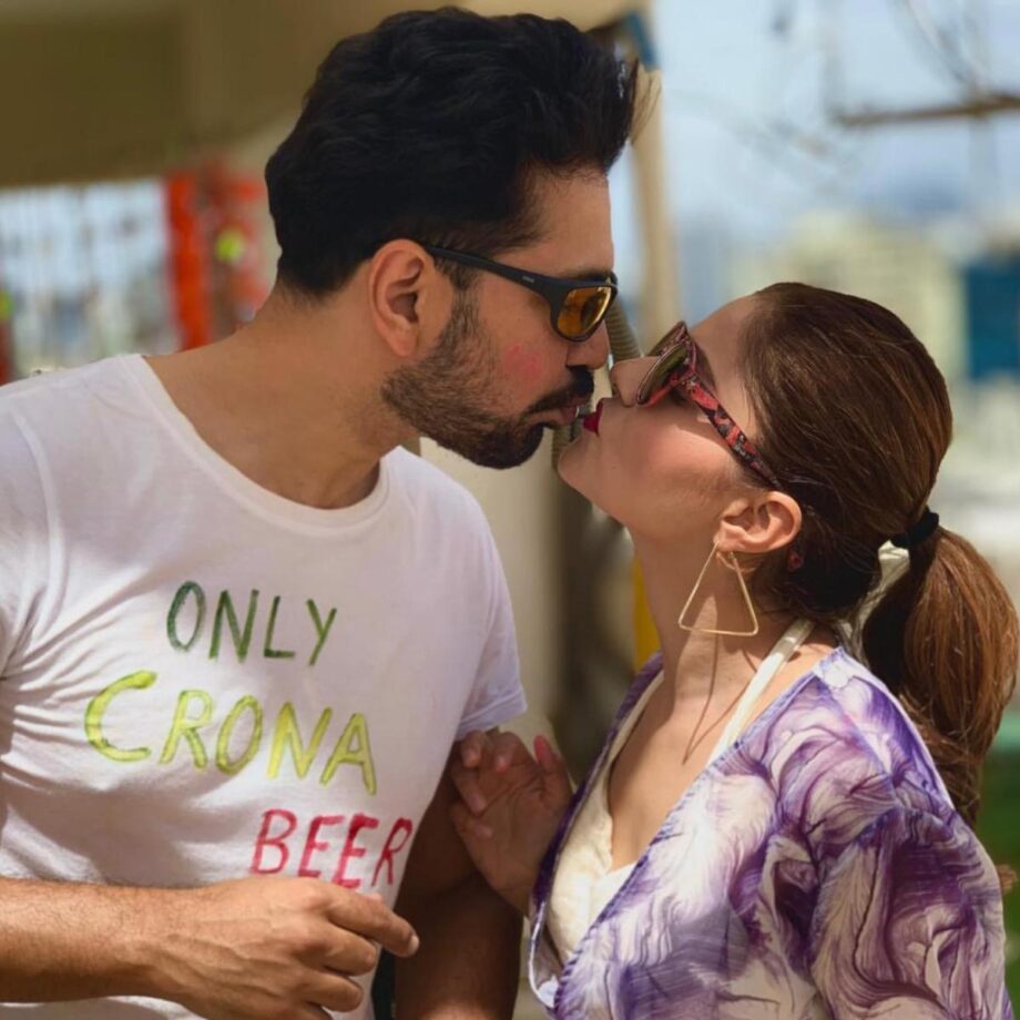 Rubina Dilaik-Abhinav Shukla cosy moments caught on camera - 1