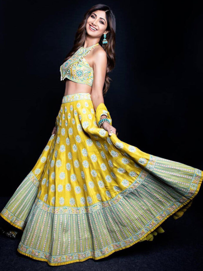 Shilpa Shetty, Sara Ali Khan, Kriti Sanon: Attractive Looks In Yellow Lehenga - 0