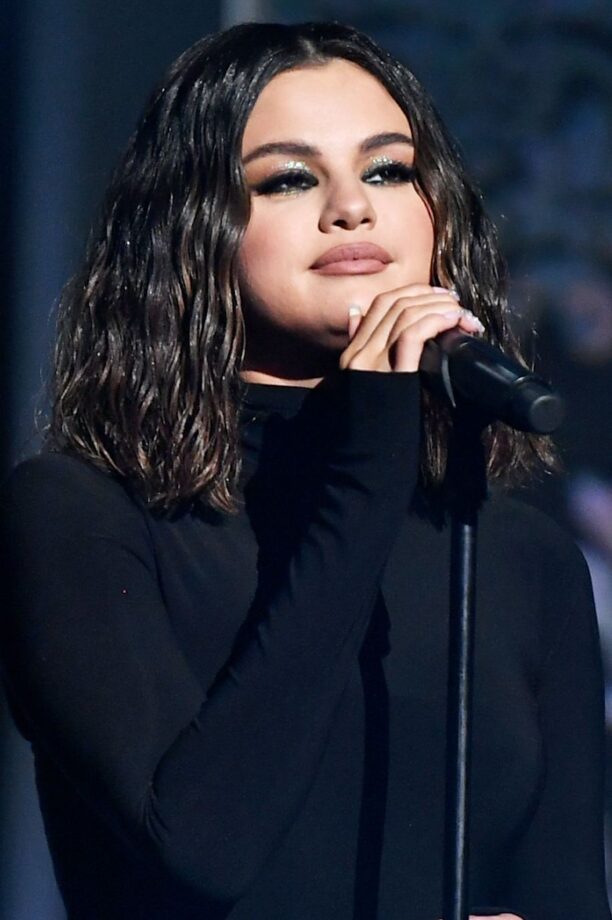 Selena Gomez Is a Huge Fan Of Black & These Pictures Are Simply Bang On - 1