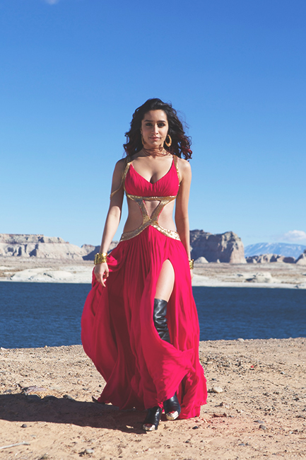 Shraddha Kapoor Top 5 Hottest Styles That Will Make You Go Crazy - 2