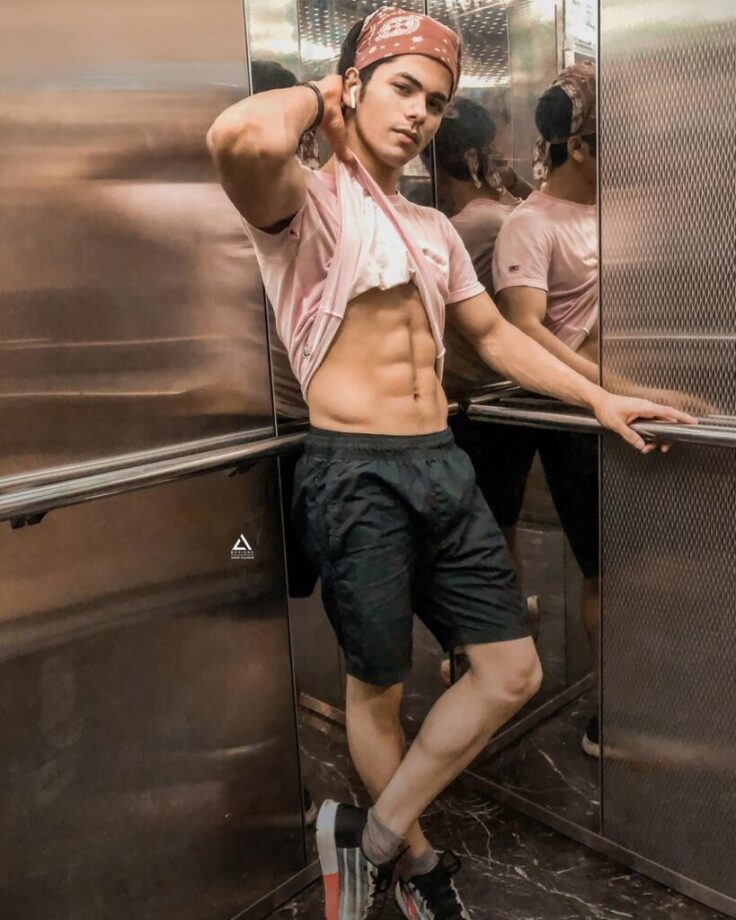 Siddharth Nigam, Faisu To Awez Darbar: Celebs With Attractive Looks In Shorts - 2