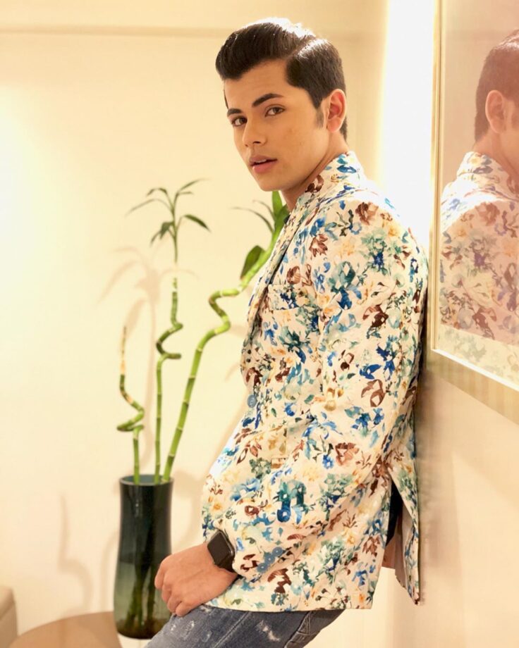 Siddharth Nigam Has the Hottest Looks in Multicolour outfits: Have A Look - 2