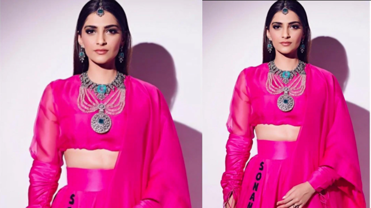 Sonam Kapoor Or Kriti Sanon: Which Hot Diva Rocked The Pink Lehenga?