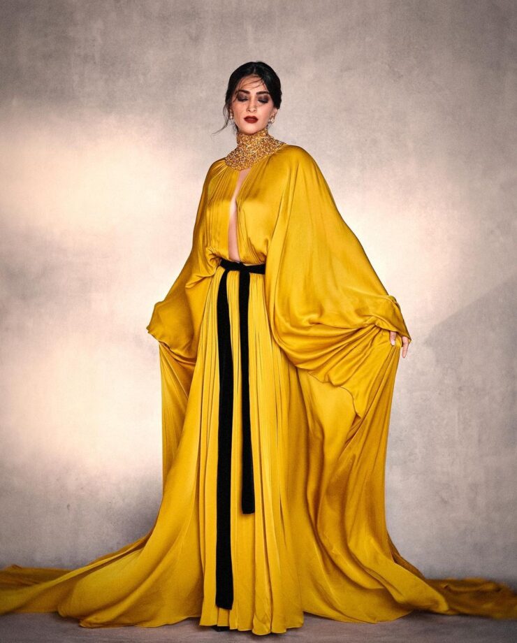 Sonam Kapoor Flaunts Her Very Fascinating Stylish Looks - 2