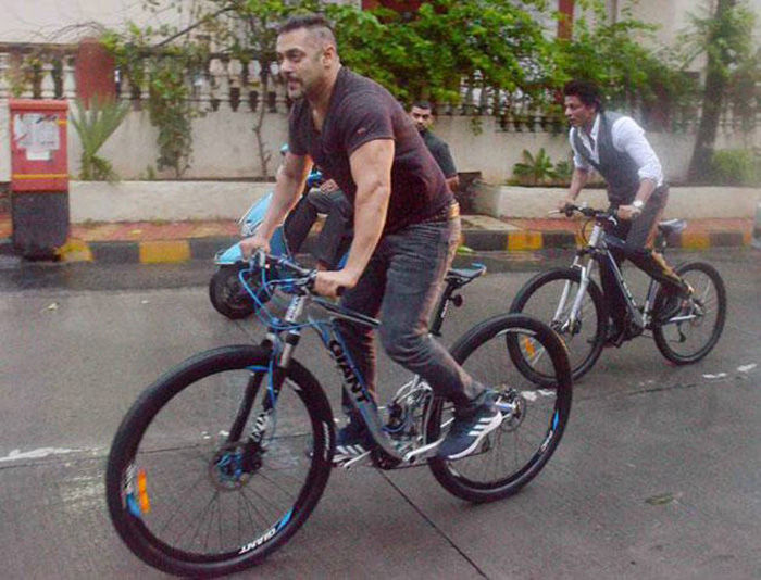 Super Rare Moment: When Shah Rukh Khan and Salman Khan went for cycling together in BANDRA Mumbai - 1