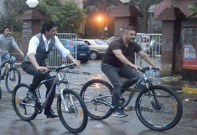 Super Rare Moment: When Shah Rukh Khan and Salman Khan went for cycling together in BANDRA Mumbai - 2