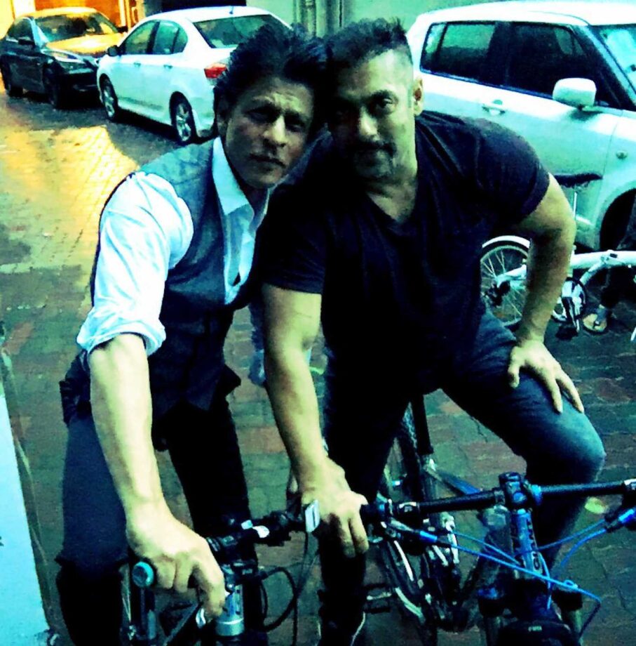 Super Rare Moment: When Shah Rukh Khan and Salman Khan went for cycling together in BANDRA Mumbai - 3