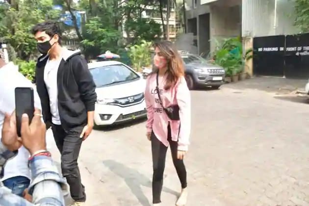 Sushant Singh Rajput death controversy: Rhea and Showik Chakraborty searching for a new home to stay - 0