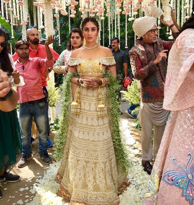 Take Cues From Kareena Kapoor On How To Be A Perfect Hot Wedding Guest - 2