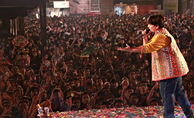 The Legendary Garba Music Singer Falguni Pathak’s Best Crowd Moments - 0