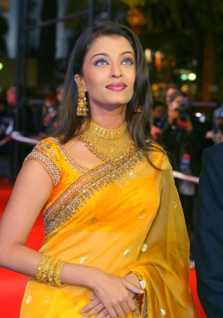 Top 5 Hottest Desi Looks Of Aishwarya Rai Bachchan - 4