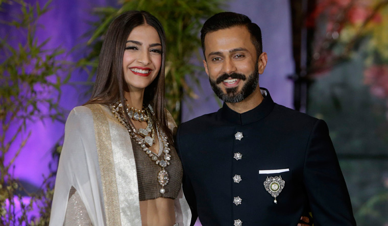 Anushka Sharma And Virat Kohli, Sonam Kapoor And Anand Ahuja, Kareena Kapoor And Saif Ali Khan: Top Extra-Ordinary Couples - 1