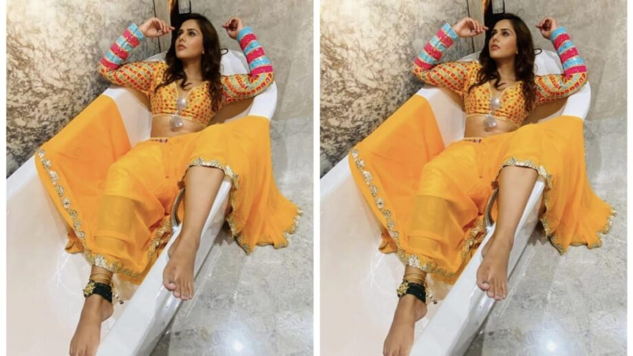 Bathtub Post: Dalljiet Kaur’s ethnic classy gorgeous look stuns fans 331011