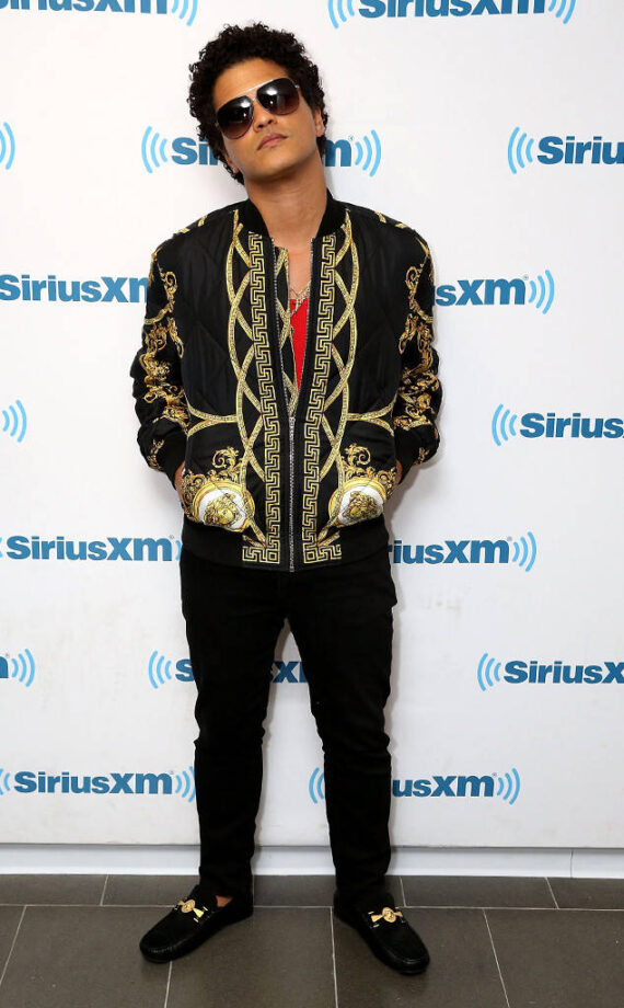 Bruno Mars Rocks In Casual Outfit: See Here - 0