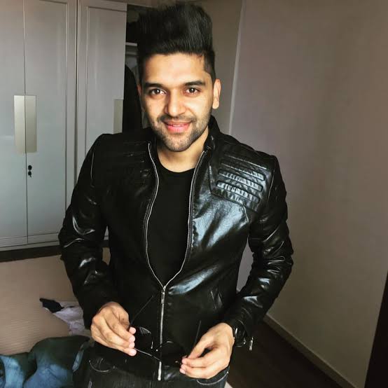 Diljit Dosanjh, Yo Yo Honey Singh, Guru Randhawa: Coolest looks in glittery jackets - 2