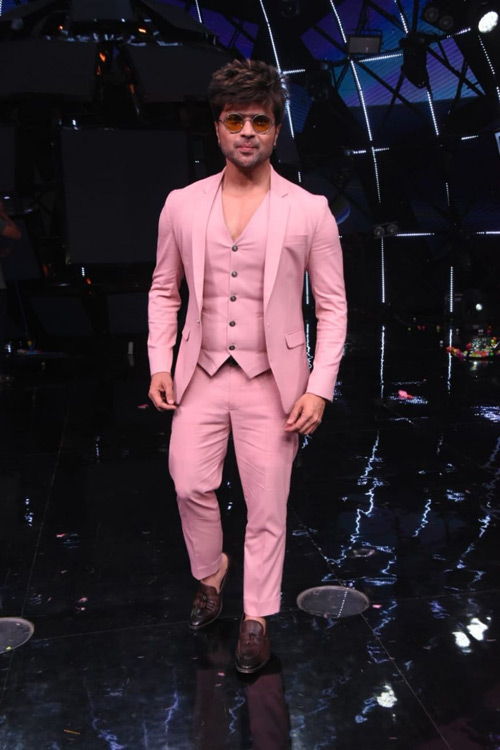 Himesh Reshammiya’s Hot 5 Looks In Stylish Coat Pant Outfits, See Pictures - 2