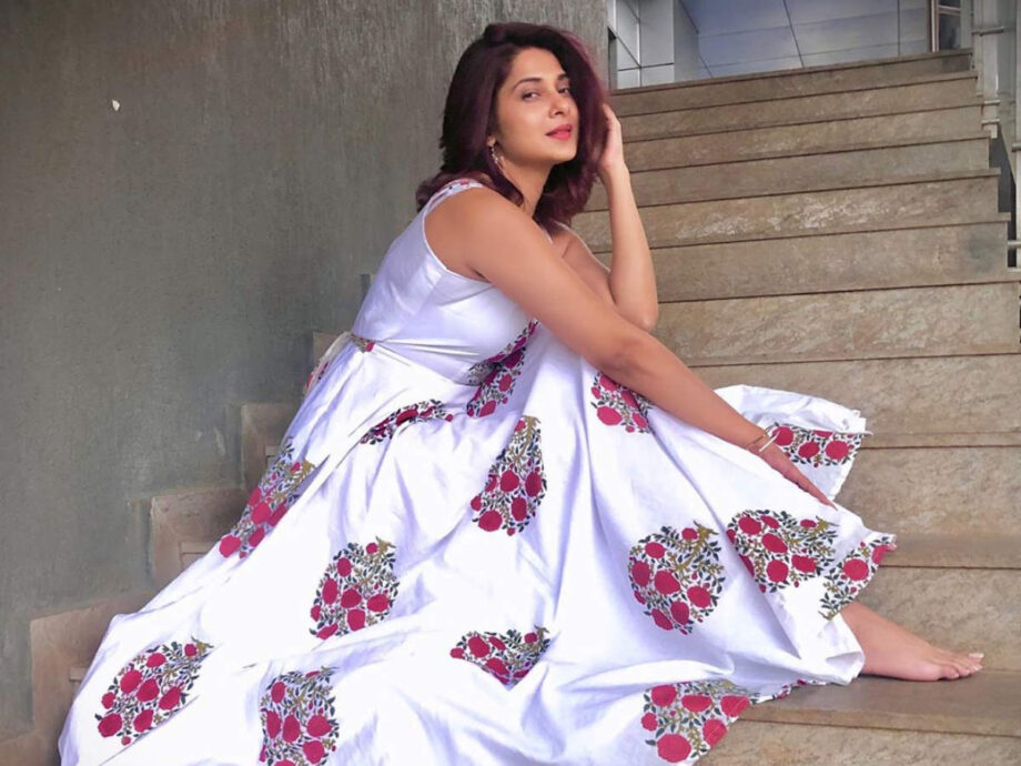 Jennifer Winget, Divyanka Tripathi, Jasmin Bhasin: Elegant looks in a floral dress - 0