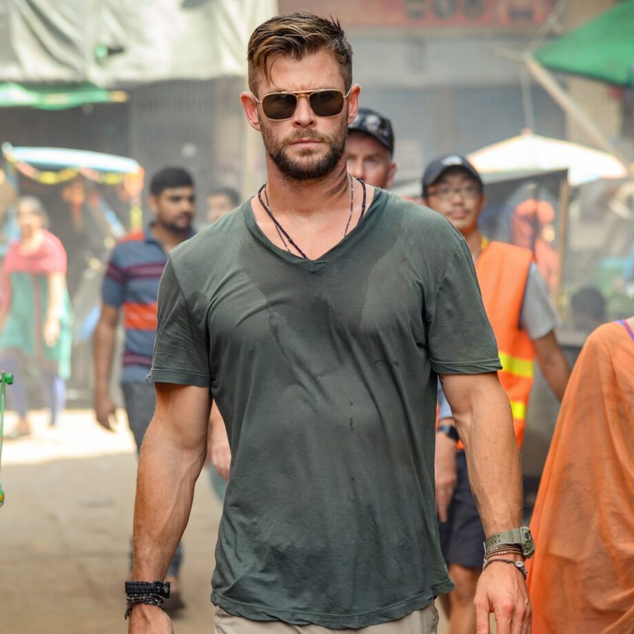 Let Your Outfitters Talk For You! Star Chris Hemsworth’s Sweat Pants & Tees You Should Bookmark For Your Vacation - 11