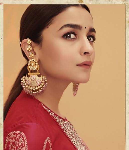 Kareena Kapoor, Alia Bhatt, Anushka Sharma: Bollywood Divas Who Aced The Statement Earrings - 1