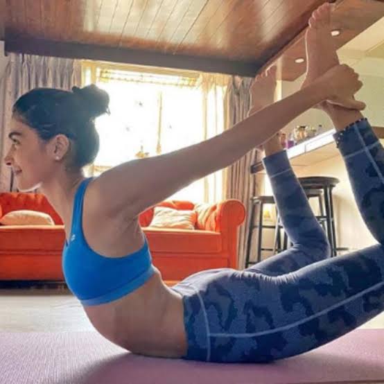 Kareena Kapoor, Rakul Preet Singh & Pooja Hegde’s Hottest Yoga Workout Moments That Are Fitness Goals - 2