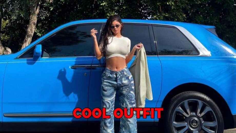 Kylie Jenner Pairing In White Crop Top And Blue Shades Bottom Looks Spicy Hot; See Picture 319579