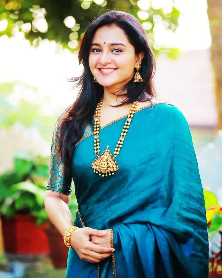 Manju Warrier Looks Beautiful In Saree With Ethnic Jewellery 838007