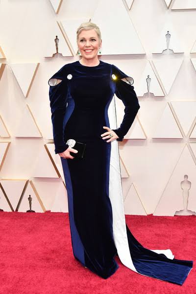 Olivia Colman Wearing Velvet Gown Looks Super Glamorous, See Picture - 1