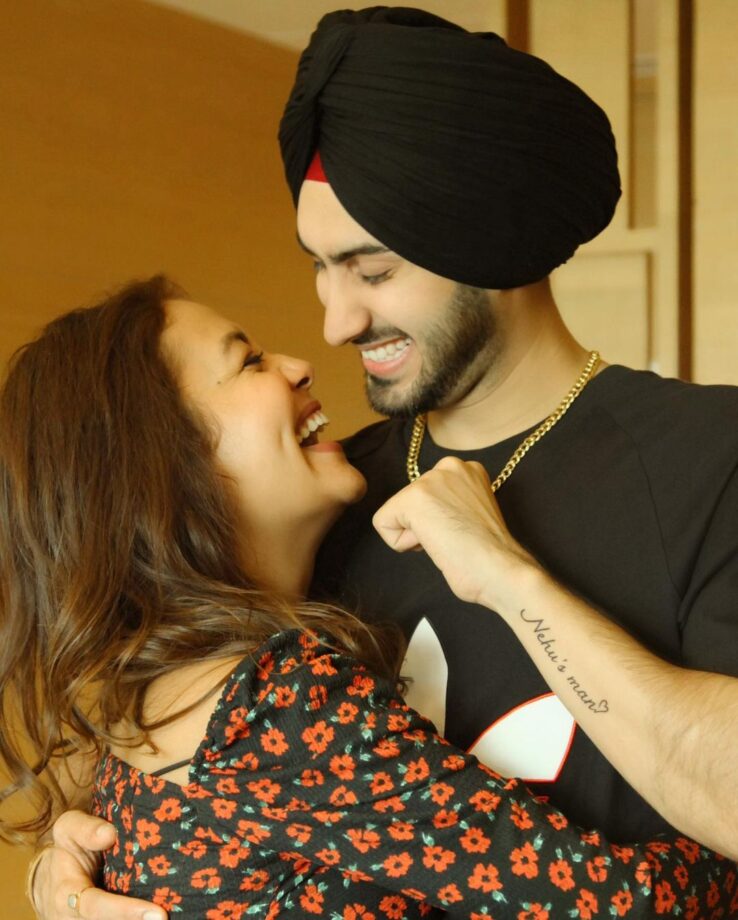 [Photos] Itnaa Pyaar: Neha Kakkar is super happy with her gift from her Valentine Rohanpreet Singh, fans love it - 3