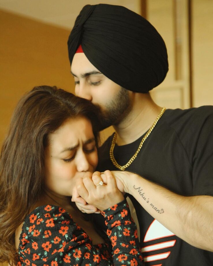 [Photos] Itnaa Pyaar: Neha Kakkar is super happy with her gift from her Valentine Rohanpreet Singh, fans love it - 2