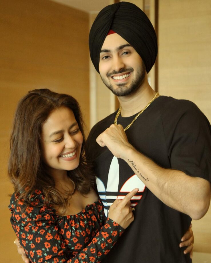 [Photos] Itnaa Pyaar: Neha Kakkar is super happy with her gift from her Valentine Rohanpreet Singh, fans love it - 1