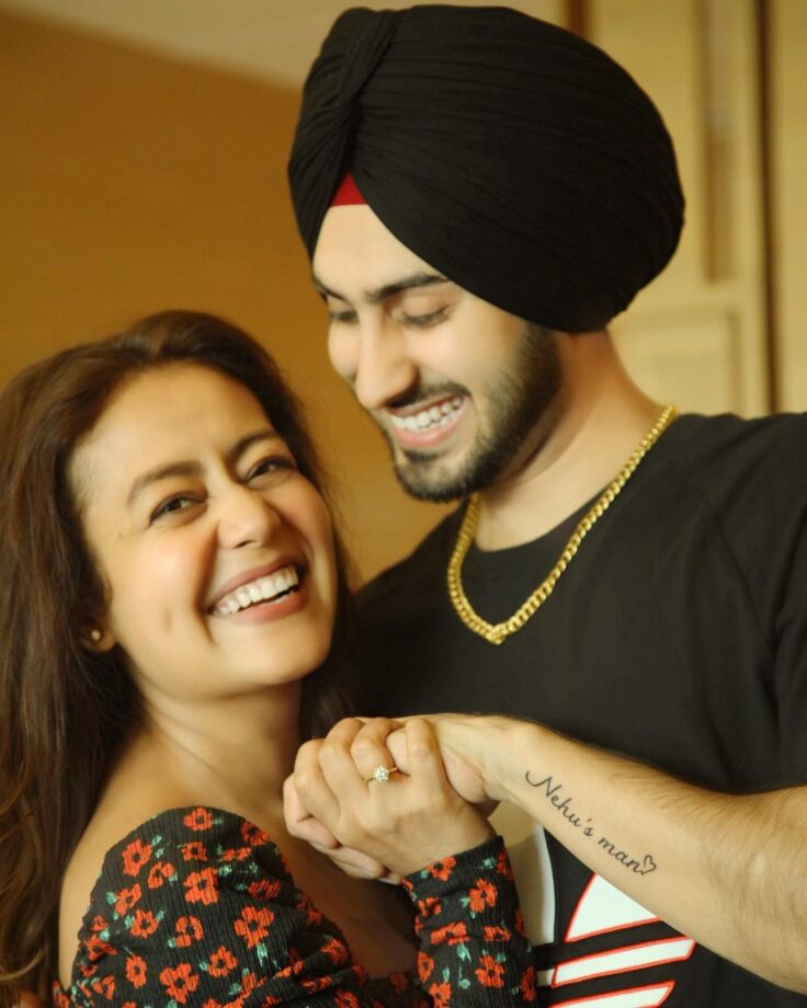 [Photos] Itnaa Pyaar: Neha Kakkar is super happy with her gift from her Valentine Rohanpreet Singh, fans love it - 0