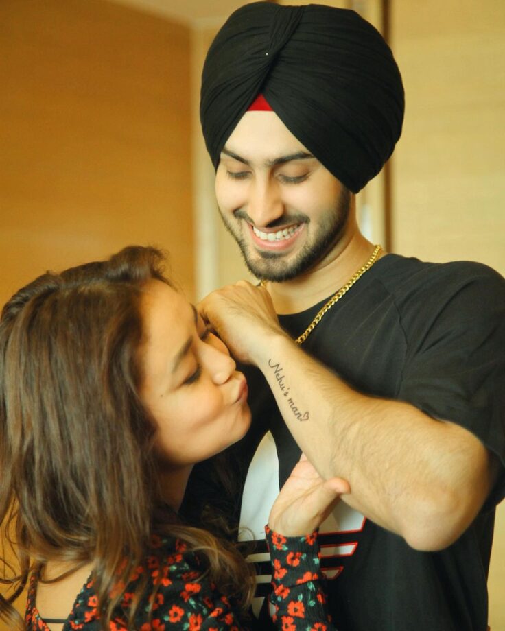 [Photos] Itnaa Pyaar: Neha Kakkar is super happy with her gift from her Valentine Rohanpreet Singh, fans love it - 5